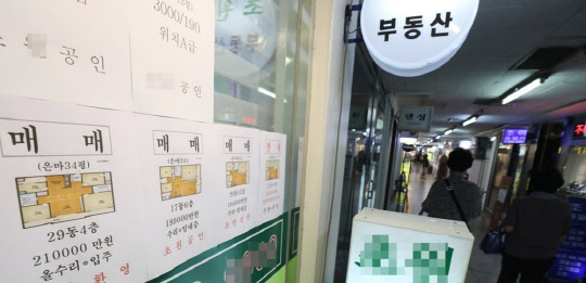 지난달 전국적으로 아파트 증여 거래가 가장 많이 이뤄진 것으로 나타났다. 정부의 보유세 부담을 피하고 이달 말 종료되는 양도세 면제 혜택까지 받기 위해서다. 사진은 은마아파트 단지 내 상가 전경.<연합뉴스>